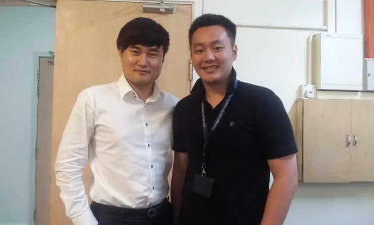 사무실 복도에 선 두 남성